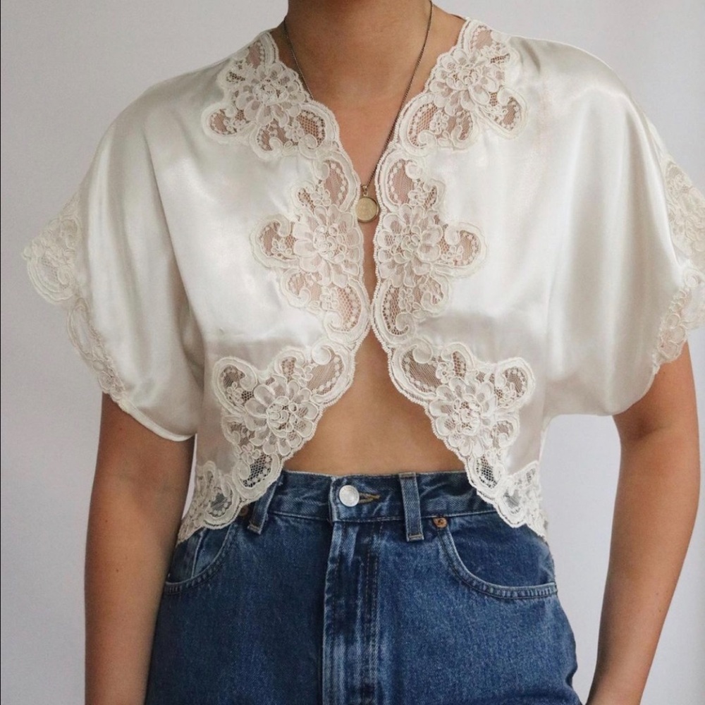 ❌SOLD❌ Cream Satin Vintage Lace Cropped Top